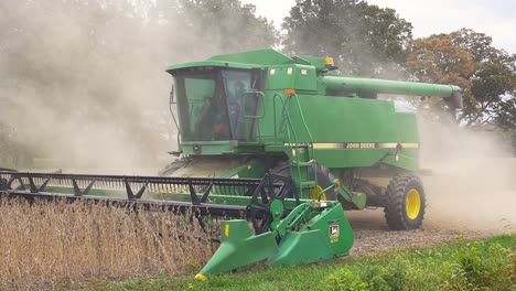 Toma-Panorámica-En-Cámara-Lenta-De-Un-John-Deere-9600-Cosechando-Soja-En-Una-Granja