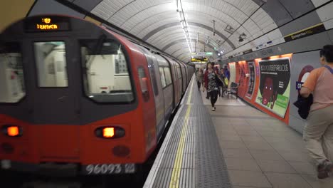 Menschen-Und-Züge-In-Der-Londoner-U-Bahn