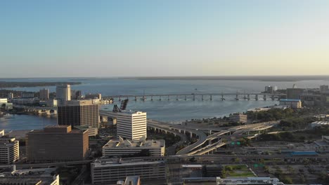 Toma-Aérea-Moviéndose-Hacia-Algunos-Edificios-En-El-Centro-De-Jacksonville