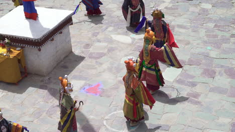 Danza-Chham-Realizada-Por-Monjes-Enmascarados-En-El-Monasterio-De-Hemis-En-El-Festival-De-Hemis,-Filmada-Desde-Arriba