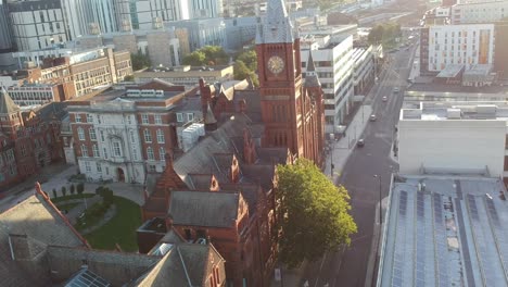 Vista-Aérea-De-Drones-De-La-Universidad-De-Liverpool,-Edificio-Victoria-Y-áreas-Circundantes