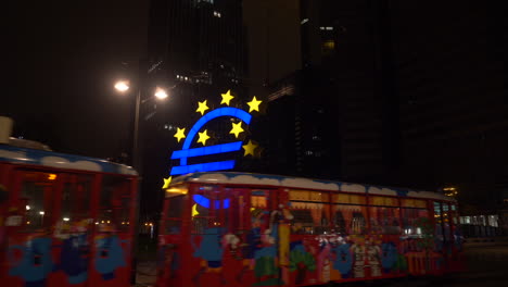 Bunte-Straßenbahn,-Die-Nachts-An-Der-Europäischen-Zentralbank-Vorbeifährt