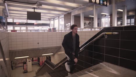 Selbstbewusster-Junger-Mischlingsmann-Läuft-In-Der-U-Bahn-Station-Die-Treppe-Hinauf