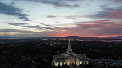 Drohne-Fliegt-Bei-Sonnenuntergang-Rückwärts-Vom-Lds-tempel-Weg