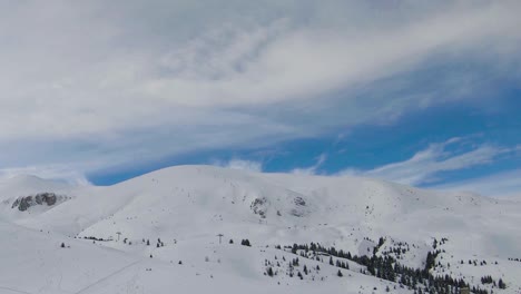 Montaña-Con-Estación-De-Esquí-Cubierta-De-Nieve