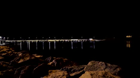 Nachtansicht-Des-Ruhigen-Wassers,-Das-Die-Lichter-Eines-Jachthafens-Auf-Den-Magdalen-Inseln-Reflektiert