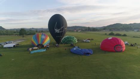 Frühmorgens-Aufnahme-Des-Rallye-Festivals-Auf-Ackerland