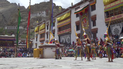 Monjes-Enmascarados-Vestidos-Con-Vestidos-Coloridos-Bailan-En-El-Monasterio-Frente-A-Los-Turistas-Durante-El-Día