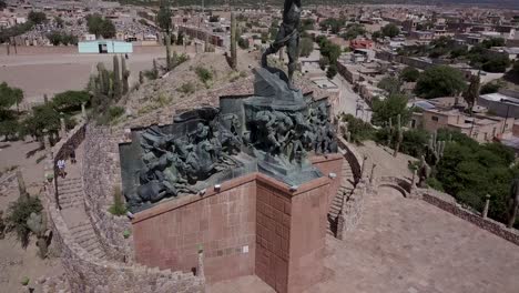 Toma-Aérea-De-&quot;héroes-De-La-Independencia&quot;-Con-Personas-Que-Visitan-El-Monumento-En-Un-Hermoso-Día-Soleado