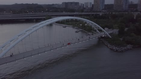 Pfanne-Der-Humber-Bay-Bogenbrücke-In-Toronto