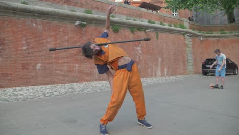 Personaje-De-Goku-Cosplay-En-Cámara-Lenta-Haciendo-Habilidades-De-Circo-Del-Personal