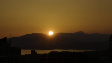 Time-lapse-of-a-sunset-over-the-mountains-in-beautiful-Vancouver,-British-Columbia,-Canada-on-a-clear-evening
