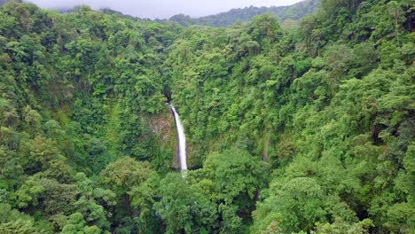 Luftaufnahme-Des-Wahrzeichens-Des-Wasserfalls-La-Fortuna-Im-Regenwald-Von-Costa-Rica