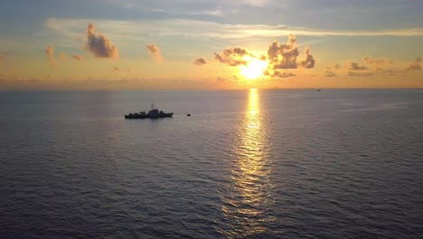 Luftflug-Bei-Spektakulärem-Sonnenuntergang-über-Dem-Ozean-Mit-Großem-Schiff-In-Mabul,-Malaysia