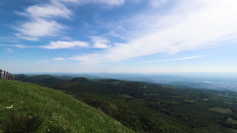 Unglaublicher-Wolkenzeitraffer-An-Der-Seite-Eines-Hügels-In-Volvoc,-Frankreich