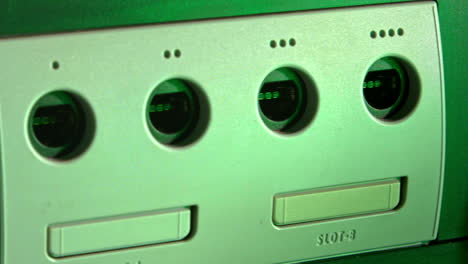 Parte-Frontal-De-La-Consola-Nintendo-Gamecube-Y-Los-Controladores-Se-Deslizan-Hacia-La-Izquierda