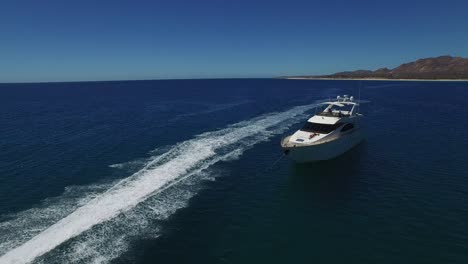 Toma-Aérea-De-Un-Jet-Ski-Y-Un-Yate-En-El-Parque-Nacional-Cabo-Pulmo,-Baja-California-Sur