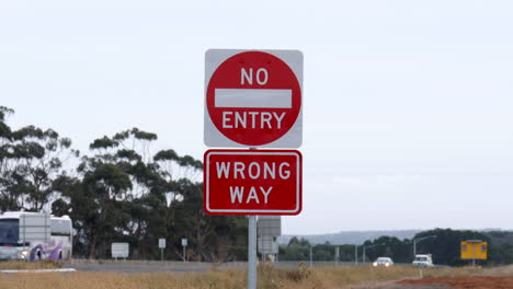 No-Entrar,-Señal-De-Camino-Equivocado-A-Lo-Largo-De-Una-Carretera-Rural