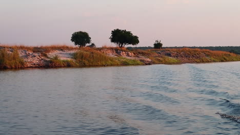 Eine-Bootsfahrt-Entlang-Der-Namibischen-Seite-Des-Sambesi-Im-Sommer-In-Der-Region-Caprivi-Strip-Zambezi-Bei-Sonnenuntergang