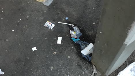 Contaminación-Y-Basura-Esparcida-Por-Las-Calles-Y-Espacios-Públicos-En-Ciudad-Del-Cabo-Sudáfrica