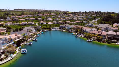 Drone-Aéreo-Volando-Hacia-Casas-En-Una-Cala-En-Community-Lake-Mission-Viejo