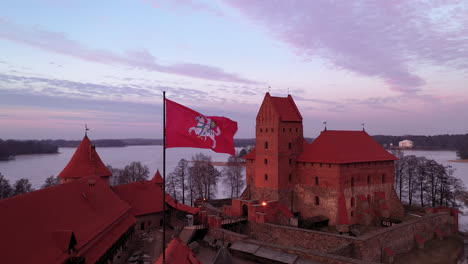 Antena:-Toma-Fija-De-Ondear-La-Bandera-Lituana-Con-Vytis-Blanco-En-Un-Campo-Rojo-En-La-Parte-Superior-De-La-Torre-De-La-Puerta-Del-Castillo-De-La-Isla-De-Trakai