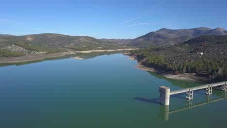 Luftaufnahme-Eines-Großen-Stausees-Mit-Kontrollturm-Im-Süden-Spaniens