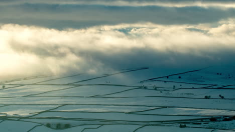Zeitrafferaufnahmen-Der-Schneebedeckten-Felder-Mit-Ihren-Trockenmauern,-Die-In-Tiefe-Wolken-Gehüllt-Sind,-In-Der-Nähe-Von-Kirkby-Stephen-Im-Eden-Valley-Cumbria