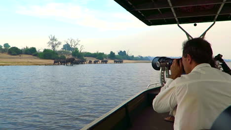 Fotografen,-Die-Im-Sommer-Afrikanische-Wildtiere-Auf-Dem-Chobe-Fluss-Von-Einem-Speziellen-Fotoboot-Aus-In-Sehr-Niedrigen-Winkeln-Und-In-Unmittelbarer-Nähe-Der-Wildtiere-Fotografieren