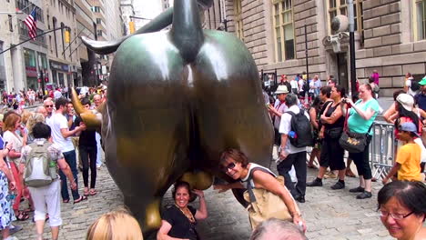 Known-as-a-symbol-of-capitalism-and-prosperity,-the-Charging-Bull-is-a-Wall-Street-icon-and-popular-tourist-attraction-located-in-downtown-Manhattan