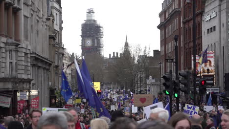 Tausende-Anti-brexit-demonstranten-Marschieren-Mit-Plakaten-Und-Flaggen-Der-Europäischen-Union-Die-Whitehall-Hinunter-Zum-Parlament
