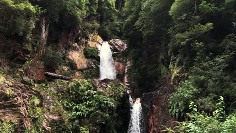 Natürlicher-Wasserfall-Zwischen-Vegetation