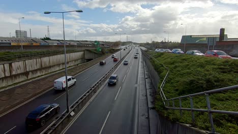 Aufnahmen-Der-A50,-A500-Schnellstraße,-Autobahn-In-Der-Nähe-Des-Stadtzentrums,-Mittelland,-Geschäftiger-Pendler,-Logistikdurchgang-Für-Lastwagen-Und-Alle-Fahrzeuge