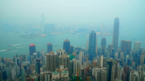 Hong-Kong---Circa-Aus-Der-Luft:-Zeitraffer-Der-Verschmutzten-Stadt-Hong-Kong-Mit-Ihren-Hoch-Aufragenden-Wolkenkratzern-über-Dem-Meer