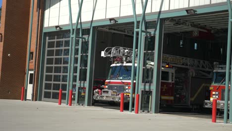 Dos-Camiones-De-Bomberos-Salen-De-Una-Estación-De-Bomberos-Para-Responder-A-Una-Emergencia