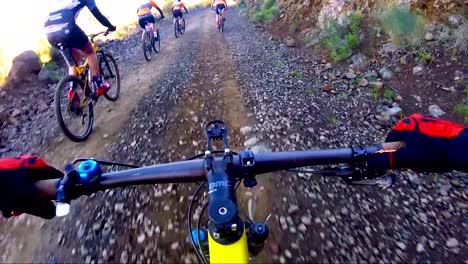 Gopro-POV-Eines-Mountainbikers,-Der-Eine-Technische-Schotterstraße-Erklimmt