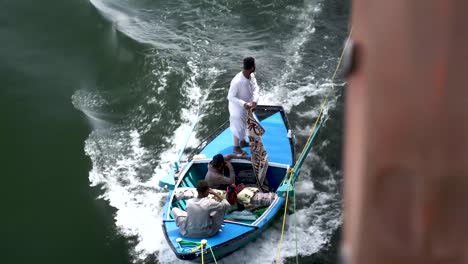 Vista-De-Un-Vendedor-De-Barcos-Desde-Un-Crucero-Por-El-Río-Nilo