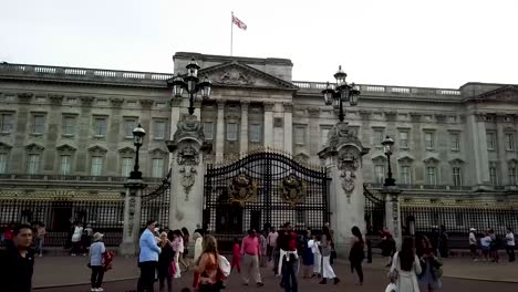 Hyperlapse-showing-crowds-of-tourists-at-Buckingham-Palace,-london,-showing-mid-view-of-the-palace-from-Victoria-Memorial-at-the-end-of-The-Mall,-England,-UK,-Europe
