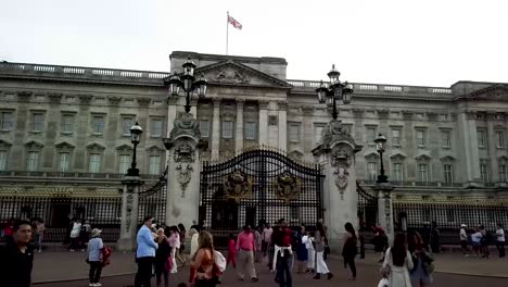 Hiperlapso-Que-Muestra-Multitudes-De-Turistas-En-El-Palacio-De-Buckingham,-Londres,-Que-Muestra-La-Vista-Media-Del-Palacio-Desde-El-Memorial-De-Victoria-Al-Final-Del-Centro-Comercial,-Inglaterra,-Reino-Unido,-Europa