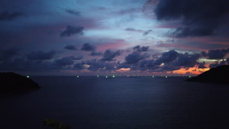Geschlossener-Weiter-Panorama--Und-Panoramablick-Auf-Die-Ruhige-Tropische-Meeresbucht-Mit-Dramatischer-Blauer,-Violetter,-Goldener-Cumulus-Wolkenlandschaft-Bei-Sonnenuntergang-An-Einem-Tropischen-Monsuntag