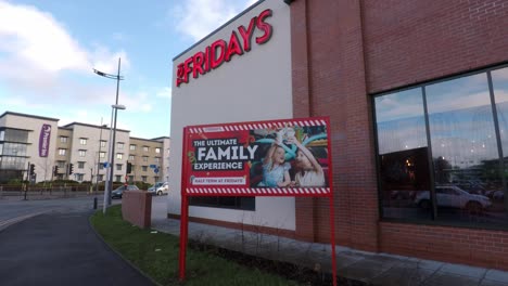 Las-Famosas-Luces-Intermitentes-De-Tgi-Fridays-En-El-Centro-De-La-Ciudad