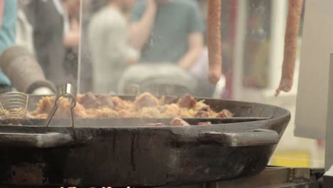 Cocinar-Comida-Muy-Caliente-En-El-Mercado-Callejero