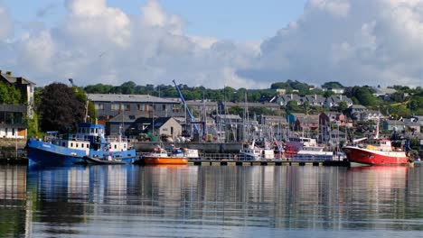 Barcos-De-Pesca-Y-Yates-En-El-Puerto-De-Kinsale,-Irlanda-En-La-Mañana-De-Verano