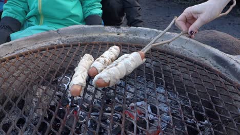 Stockbrot-Auf-Hot-Dogs-Grillen,-An-Einem-Kalten-Wintertag