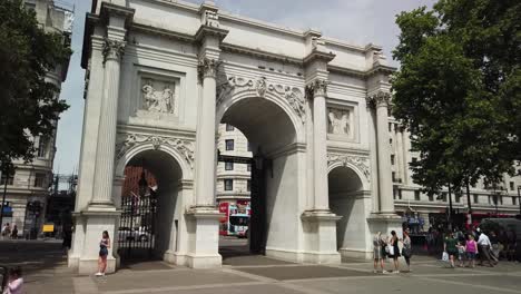 Marble-Arch,-Londres,-Reino-Unido---Mostrando-Personas-Y-Automóviles-En-Las-Calles-Que-Rodean-La-Estructura-De-Mármol-Diseñada-Por-John-Nash-En-1827
