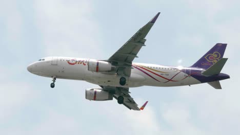 Thai-Smile-Airways-Airbus-A320-232-Hs-txr-Acercándose-Antes-De-Aterrizar-En-El-Aeropuerto-De-Suvarnabhumi-En-Bangkok-En-Tailandia