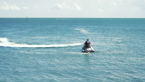 Two-men-enjoying-jetsking-on-the-water