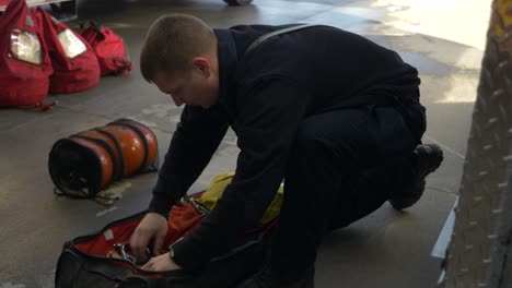 El-Bombero-Revisa-El-Equipo-En-Un-Camión-De-Bomberos-Temprano-En-La-Mañana-Para-Prepararse-Para-La-Respuesta-De-Emergencia