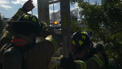 Firefighters-set-up-a-rescue-ladder-for-first-response-at-a-building