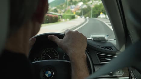 Guía-Turístico-Hombre-Caucásico-Con-Gafas-Conduciendo-Un-Coche-De-Lujo